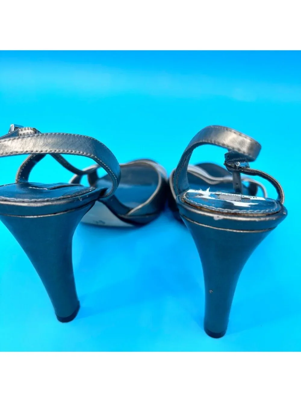 NWT BANDOLINO BDZOHRA METALLIC PEWTER & SILVER LEATHER STRAPPY SANDALS  - 7.5M